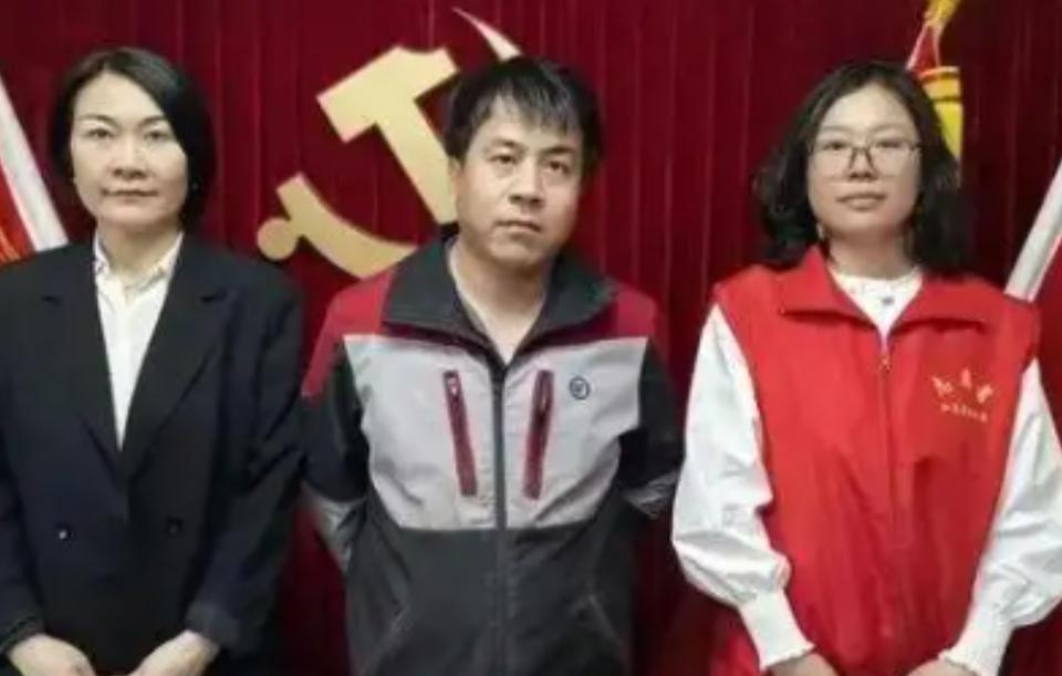 这就是命！2025年5月，北京一快递小哥在一栋别墅送快递，发现女主人前一天的快递