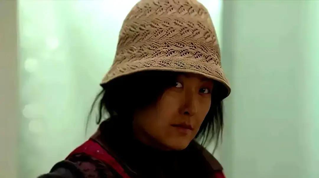 同一晚，她让央视观众认错人昨晚八点，央视一套《胡同》里风情万种的杨小姐刚抛