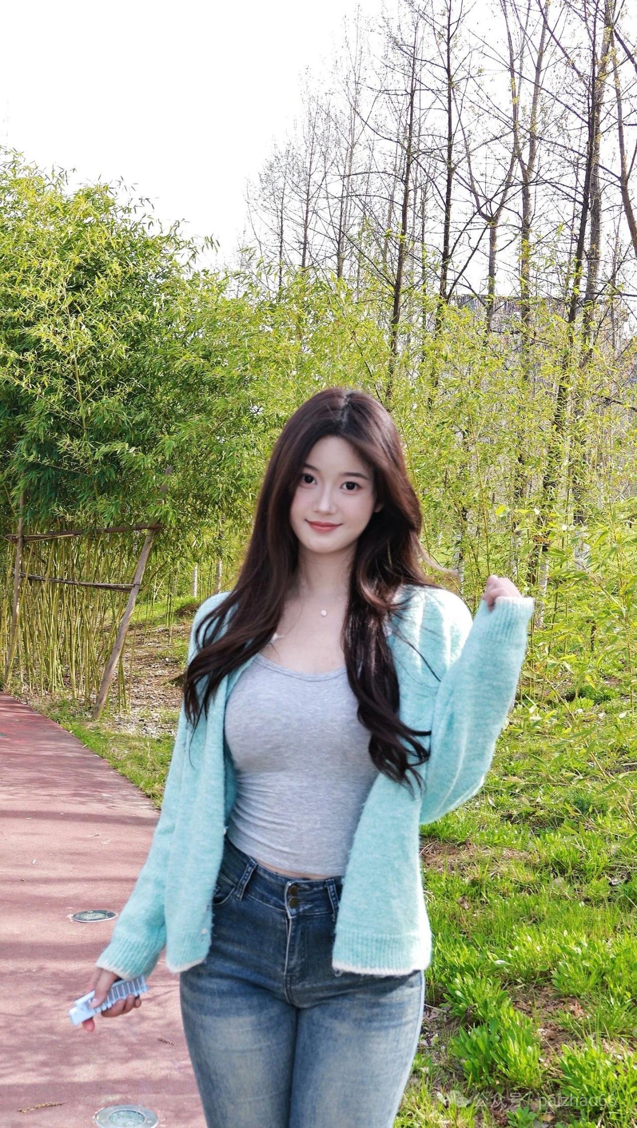 户外牛仔裤拍照，这样拍这样摆，松弛自然，大方漂亮显身材