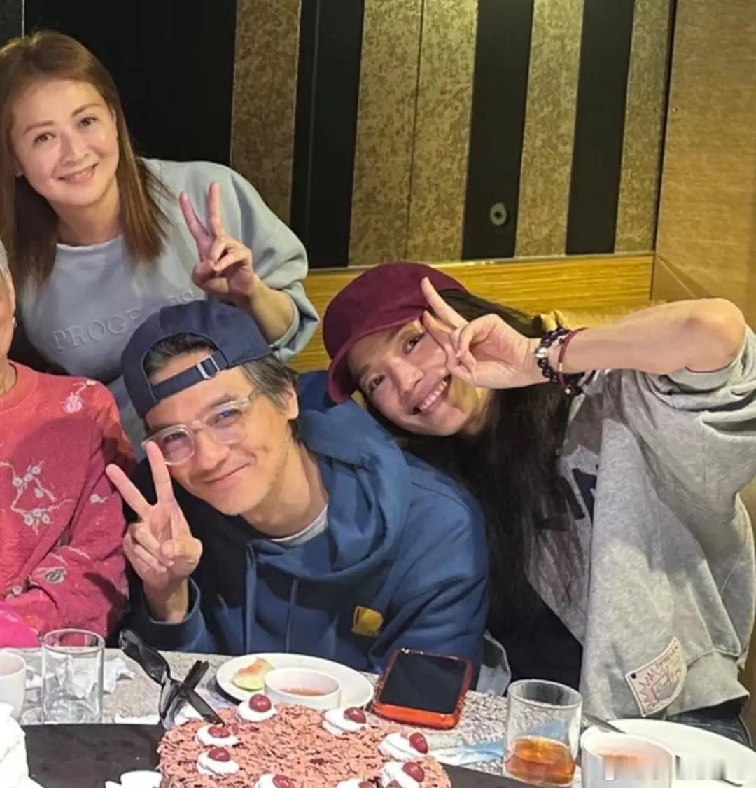 50岁舒淇带老公冯德伦回台北娘家，为妈妈庆祝生日。舒妈妈看起来好有气质，虽满头银