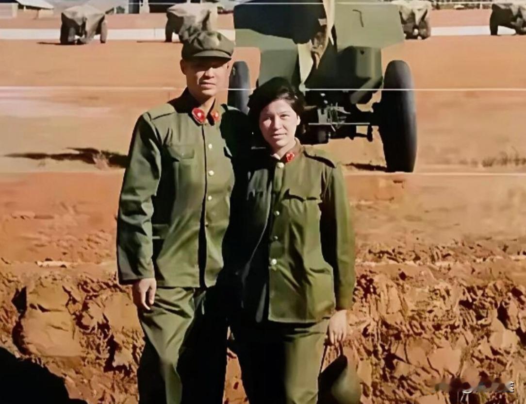 1984年两山轮战前夕，王镇疆夫妇的珍贵留影，伉俪情深。镜头下的王镇疆身穿军装