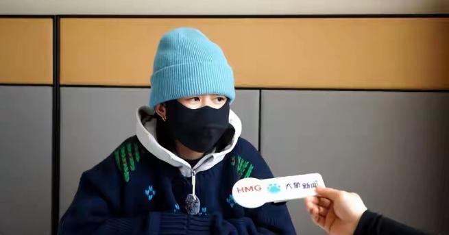 “离大谱！”4月29日大象新闻报道，吉林扶余，一名女子此前在银行存入1000万元