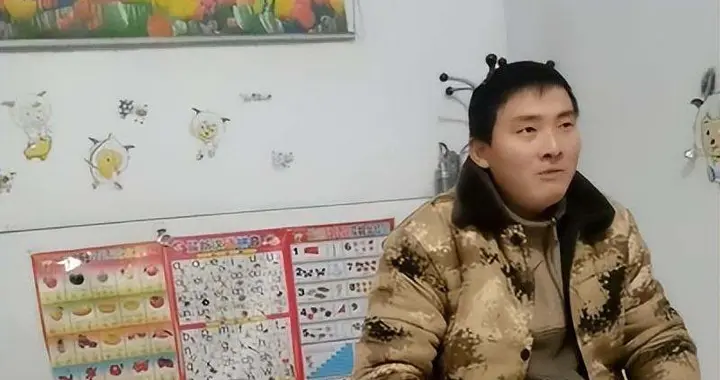 震惊！父亲压腿眼神暴露亲密关系界限，女儿视频引热议