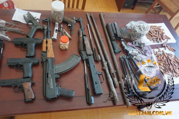 越南警方缴获的轻武器，步枪已经拆卸，有m16AK47AKM