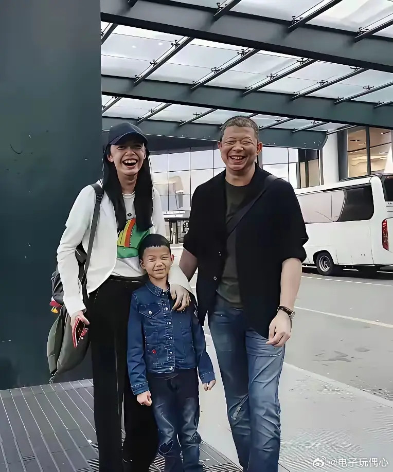 曾经多么幸福的一家人呀，可惜最后还是离婚了