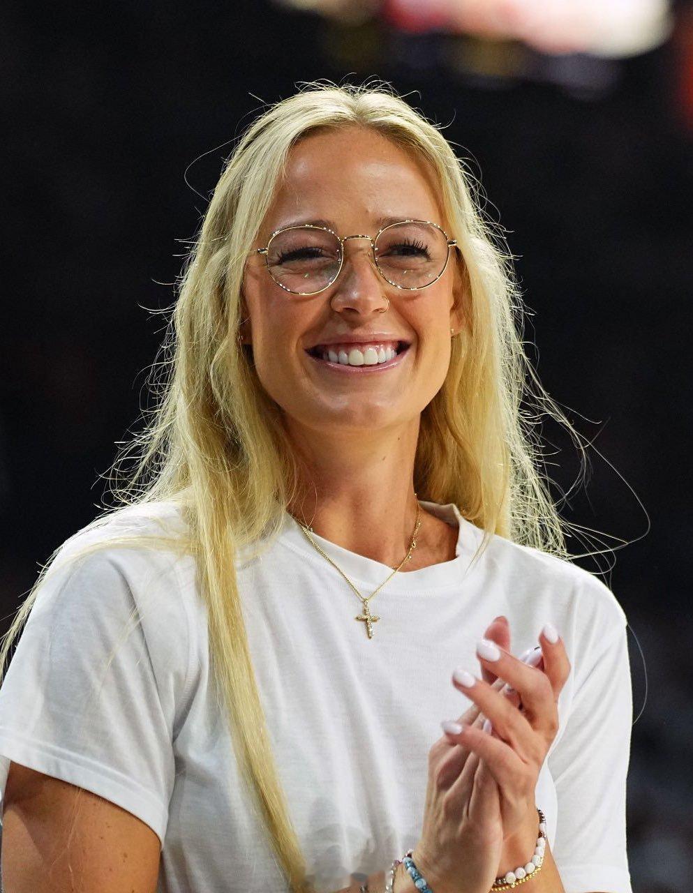 WNBA球员苏菲·卡宁安在看到安琪儿·里希的维密走秀(维密的首位职业运动员)后,