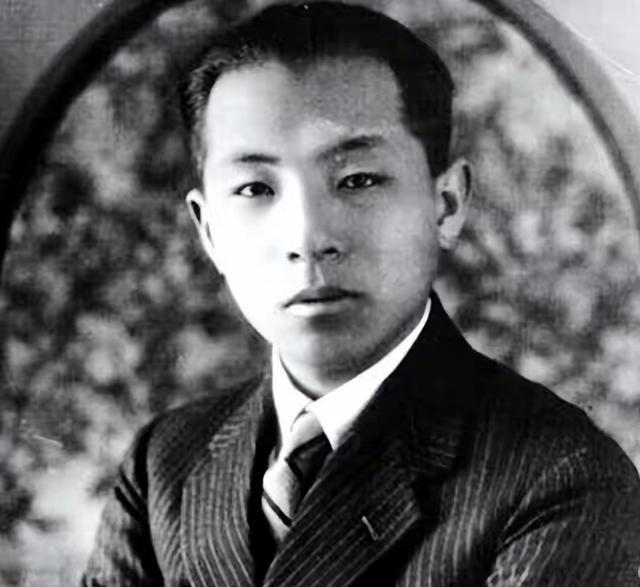 1931年，30岁张学良刚躺下睡觉。突然，谷瑞玉爬上了床，从后面一把将他抱住，哭