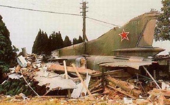 1989年，一架米格战斗机发动机空中停车，飞行员跳伞后，发动机又启动了，然后朝着