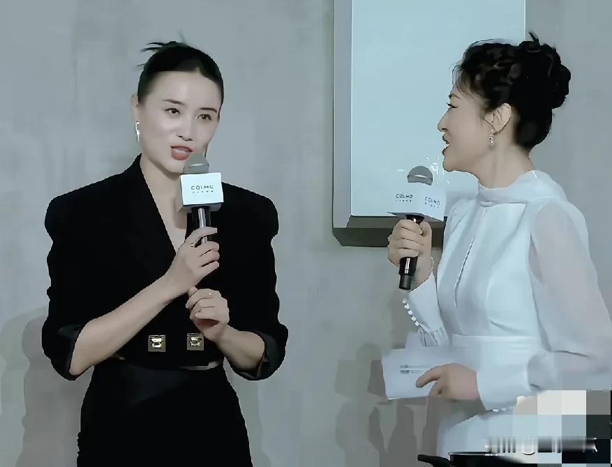周涛和宋佳同框简直美炸了！周涛一袭白色长裙，领口设计精妙灵动，像一朵盛放的百合花