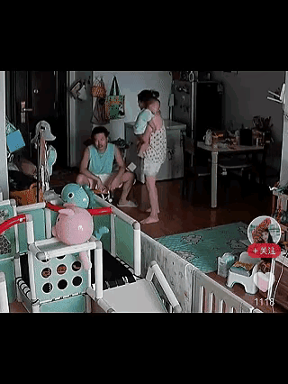 “太卑微了！”男子下班回家帮忙带孩子，却因为冲奶粉的时候，奶瓶上的垫圈掉了，妻子