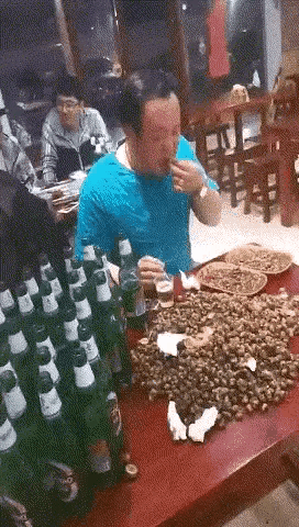 这个人吃相不太好看，同时这也是一种暴饮暴食行为，不仅对自己的个人健康有严重的影响