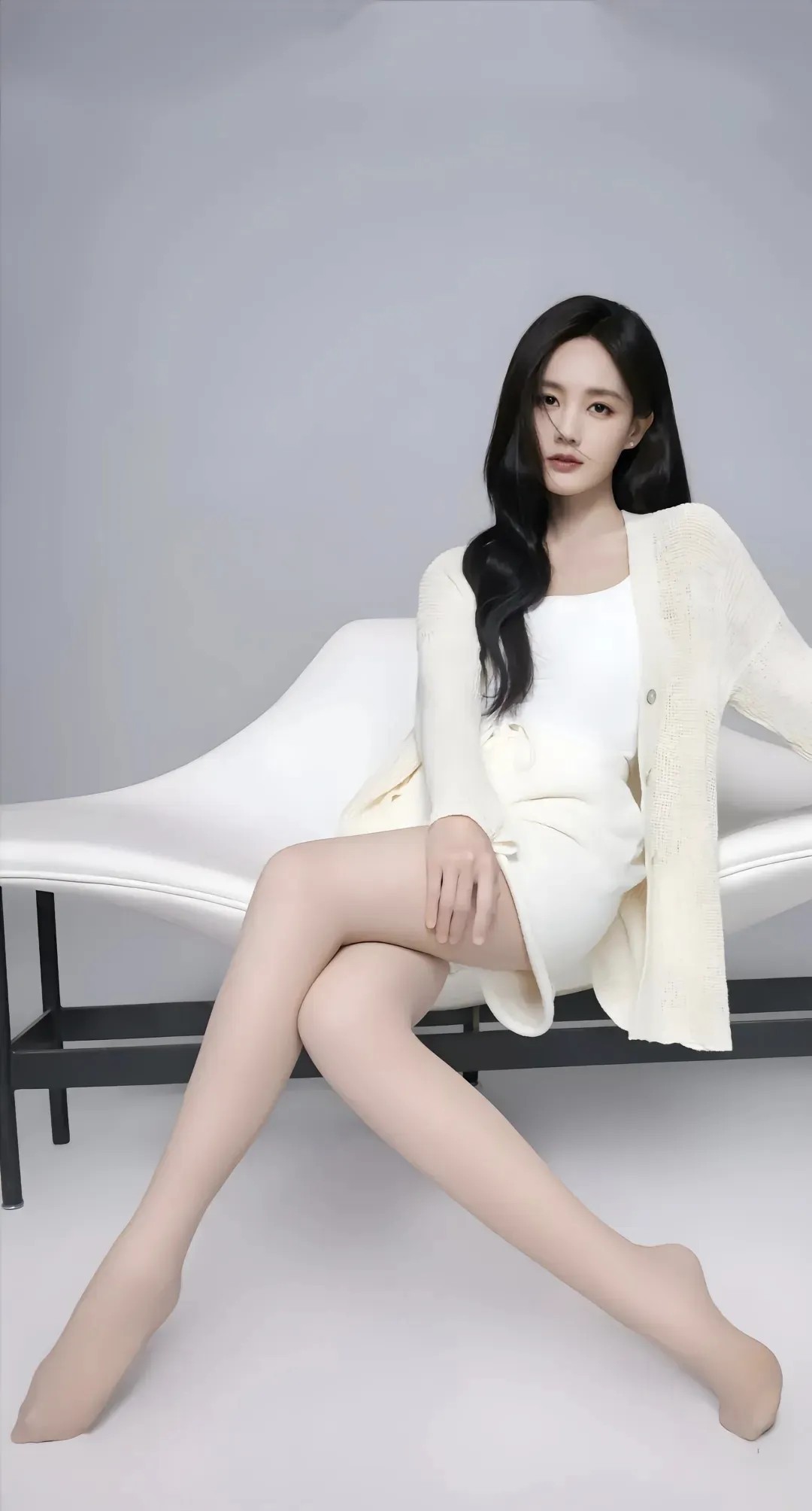 救命！李一桐这组丝袜美照，美到心巴疯狂震颤✨