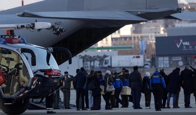瑞士酒吧火灾中遇难的意大利少年遗体，被空运国国1月5日，瑞士西南部锡永机场，