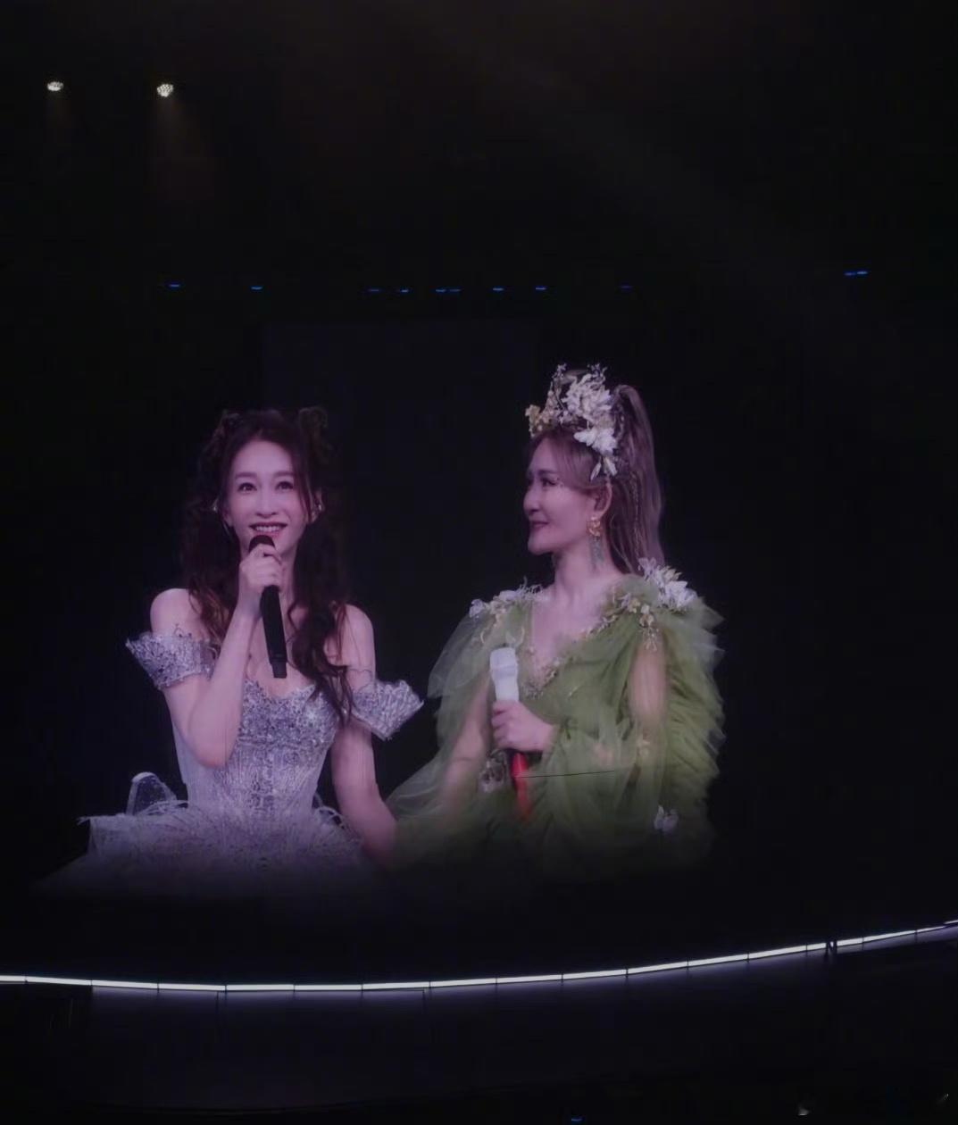 谢娜演唱会，李小冉穿了心愿便利贴原皮参加谢娜演唱会