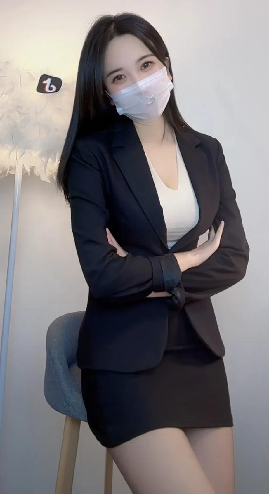 职场穿搭怎样更显女人味?职业装怎么搭配才好看?职场女性怎么穿更美?