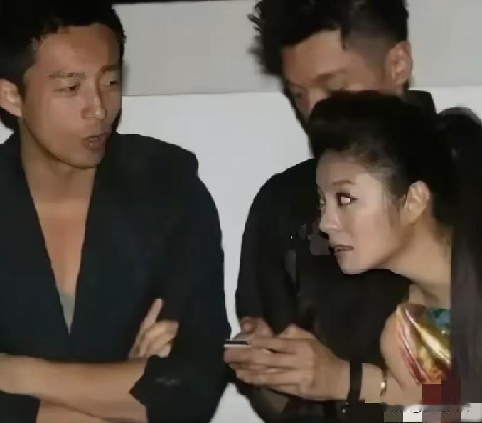 安以轩就是当时张兰看中的儿媳妇，结果汪转身娶了大S，结果两个恋爱脑开始坎坷的婚姻