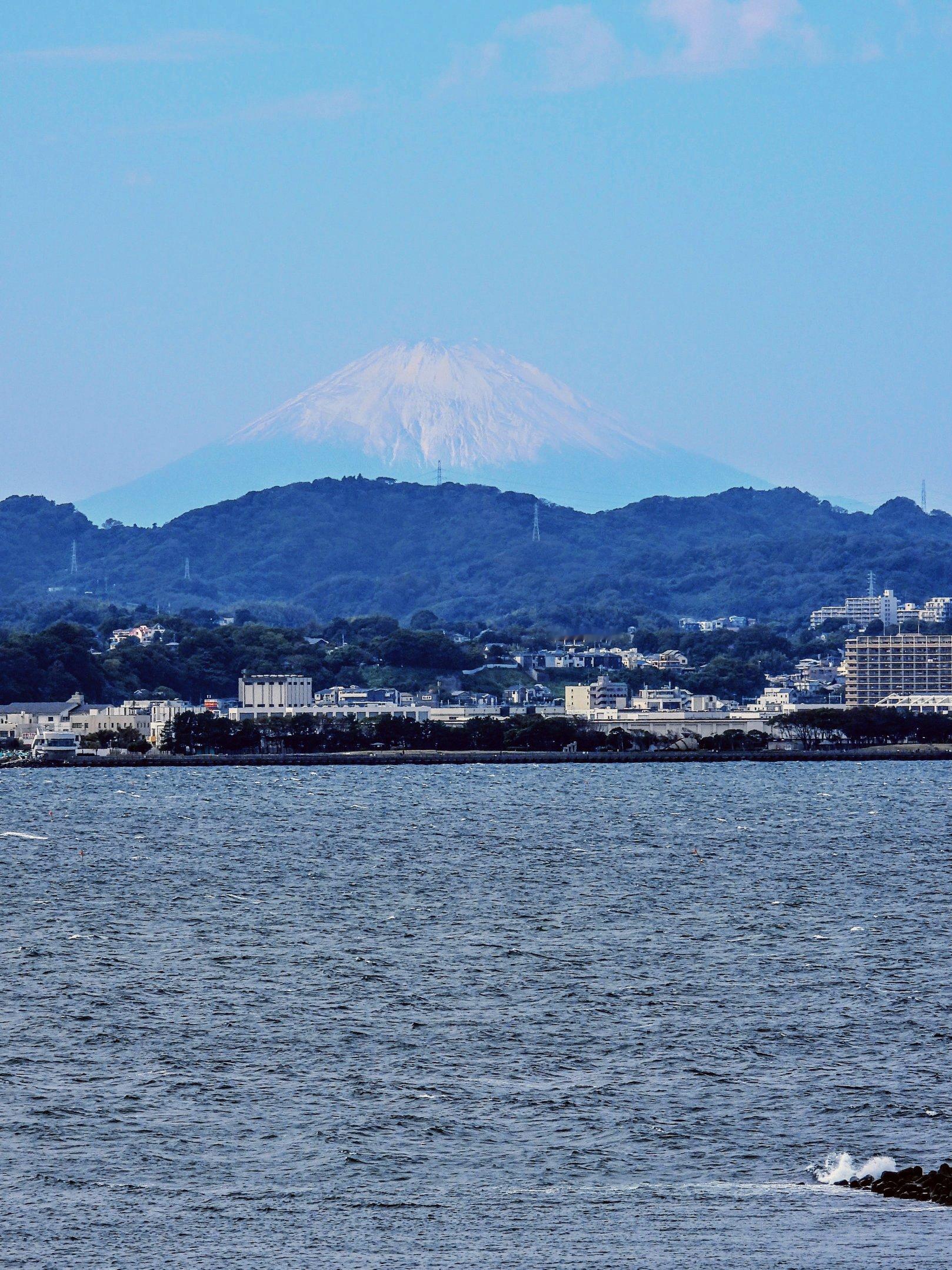 从横须贺远眺初雪的富士山