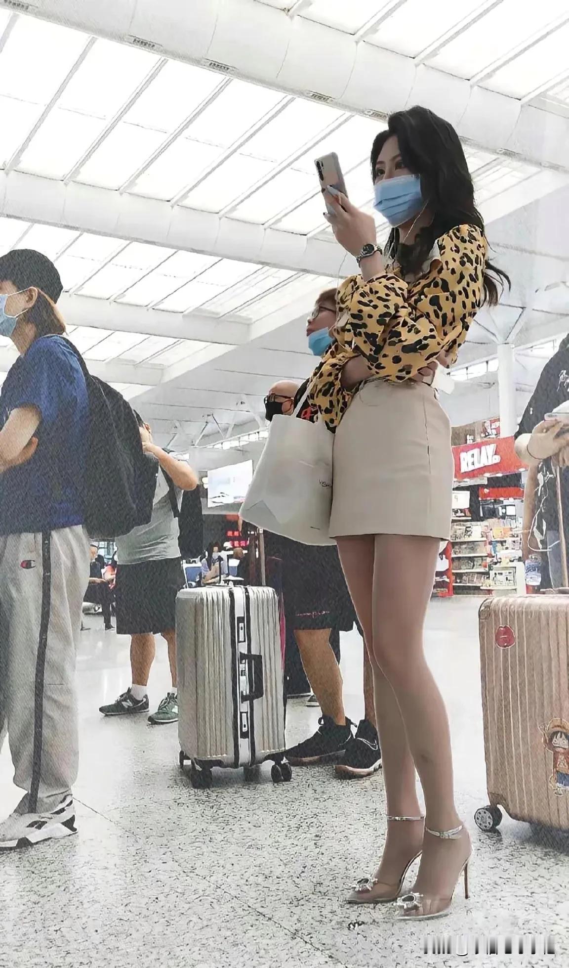 车站偶遇美女，多出去走走，美丽的风景永远都在路途中……