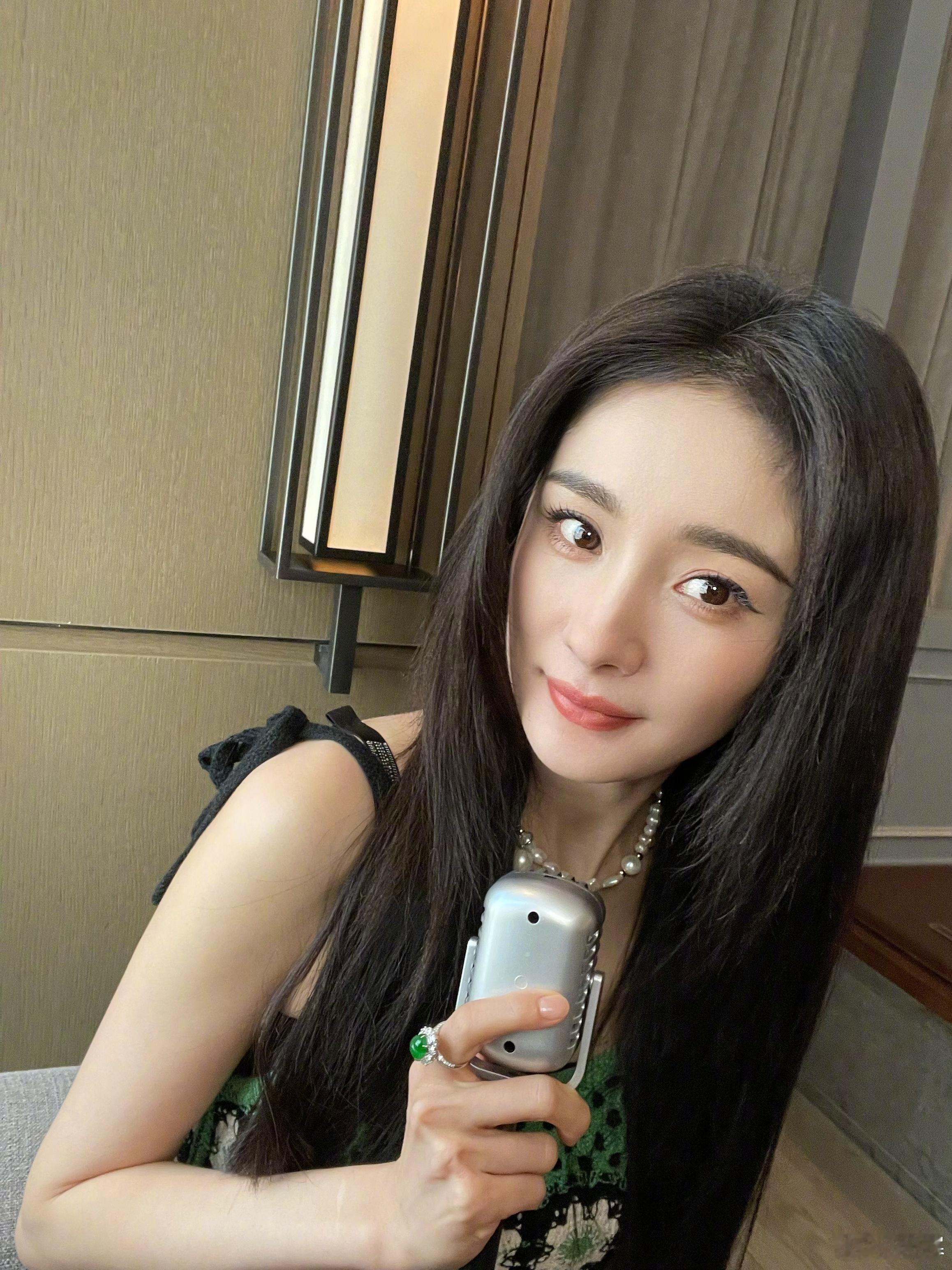 杨幂杨幂唱马德里不思议：“只要心里有，哪里都是舞台。四面八方的朋友们，又见面啦