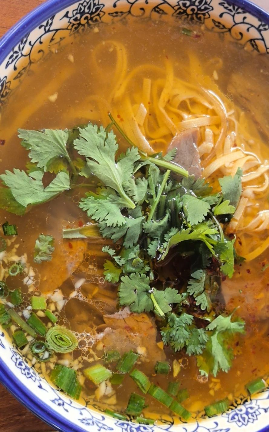 想问一下安徽的朋友们，正宗的淮南牛肉汤是不是有浓浓的牛肉味，但回口有点淡淡的酸苦