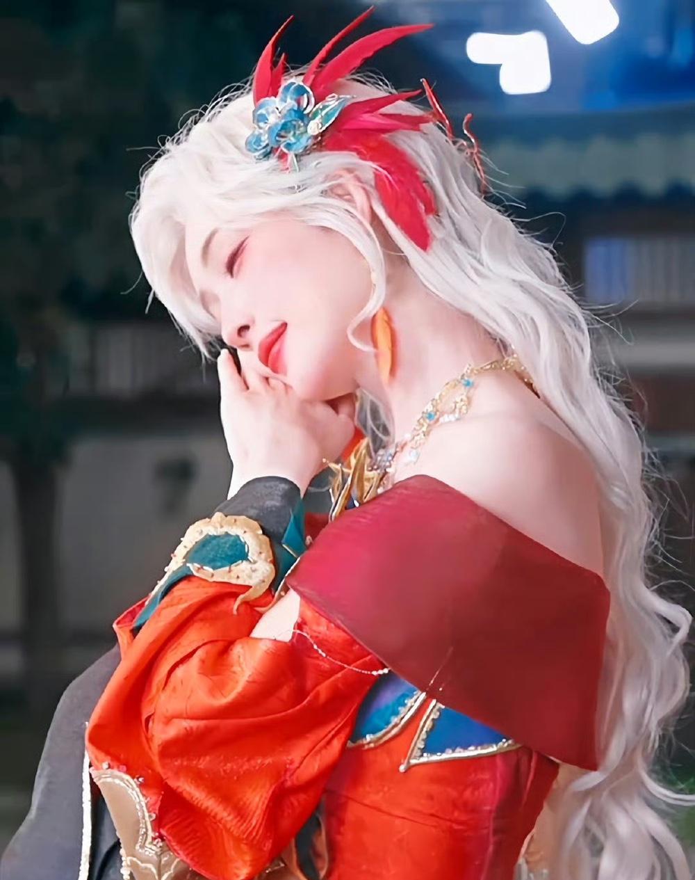 孟子义这白发造型也太绝了吧！自带清冷破碎感，发丝间仿佛都透着柔光，又美又飒还带着