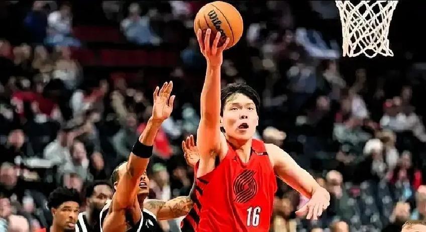 诺里10月11日说杨瀚森要等克林根或罗威犯规才能上场。10月13日，诺里说杨瀚森