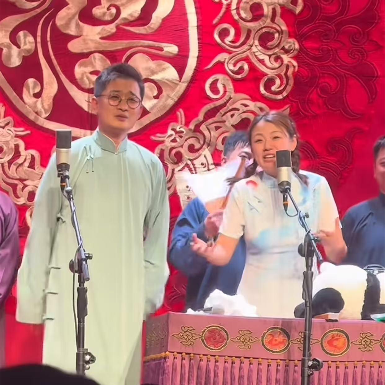 李九春、赵芸一舞台相争，都想当德云一姐！德云社七队这两周正在成都德云社演出。来到