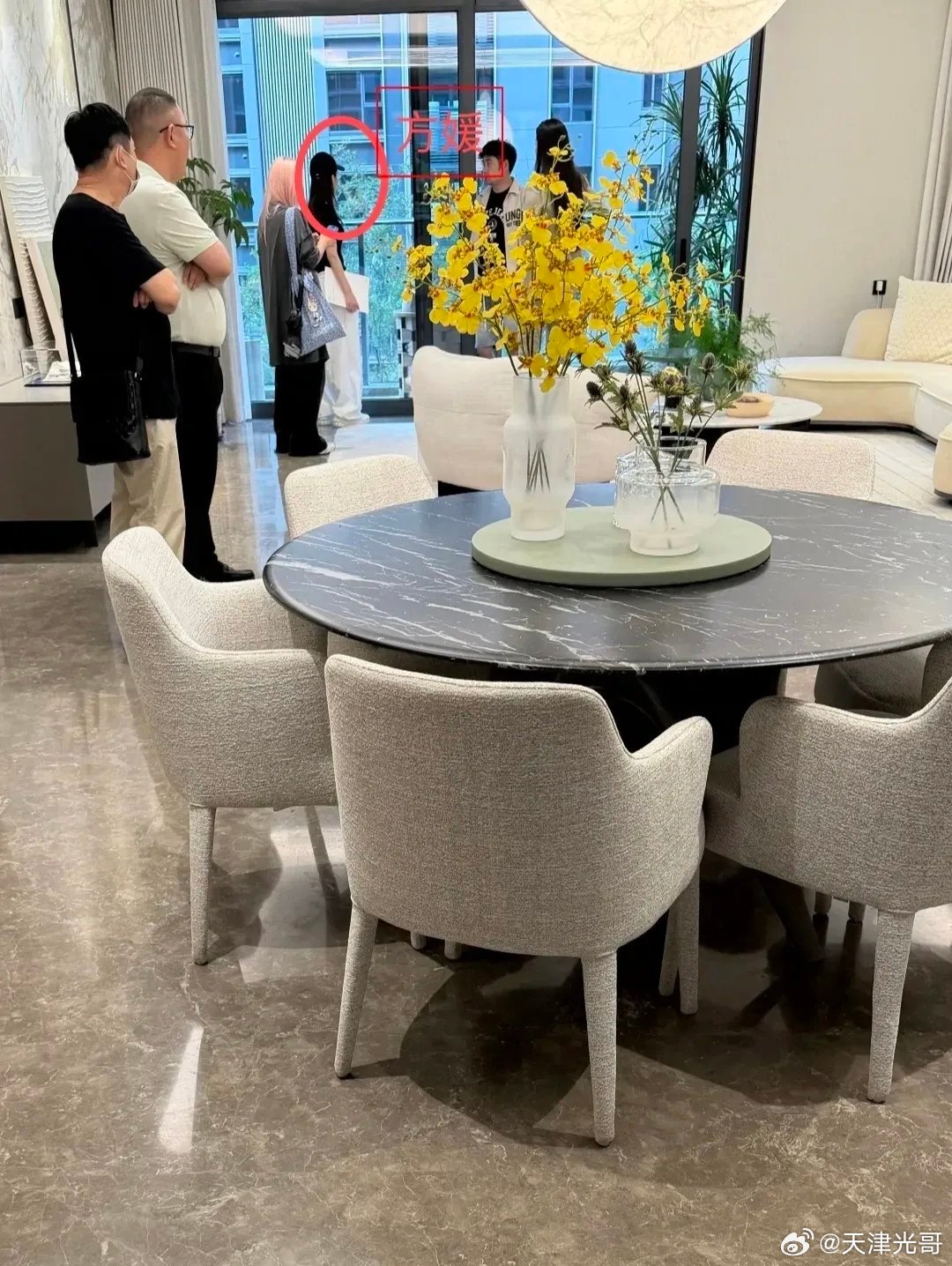 #郭富城老婆方媛上海看房子##方媛上海看豪宅#有网友在上海偶遇天王嫂方媛，她在看房子！她本人还是蛮好