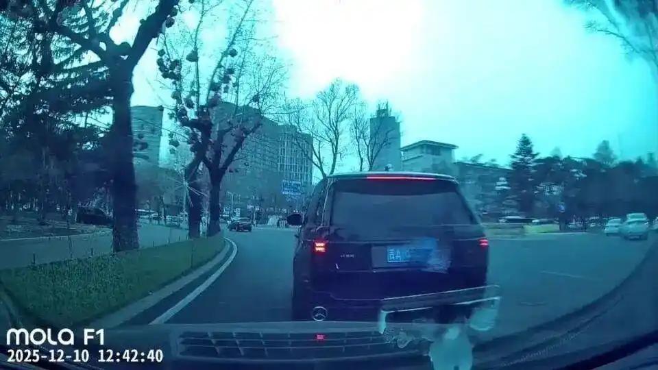 此事总算是有个初步结果了。2025年12月10日，长春市民吕先生驾驶奔驰车，