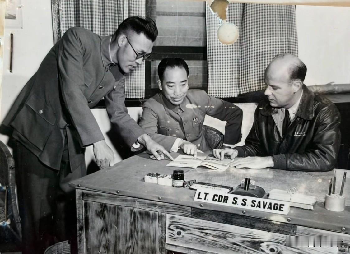 这张照片拍摄于1945年，地点位于重庆。照片中左侧站立者为黄天迈，当时担任军统局