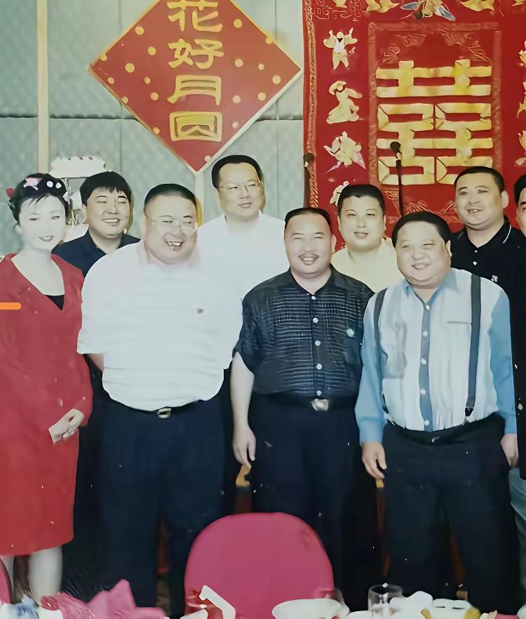 这绝对是一张很珍贵的合影！