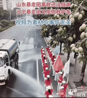 网友说要给这个司机颁一个见义勇为奖，我也觉得应该！暴走团现在已经成为了各个地方