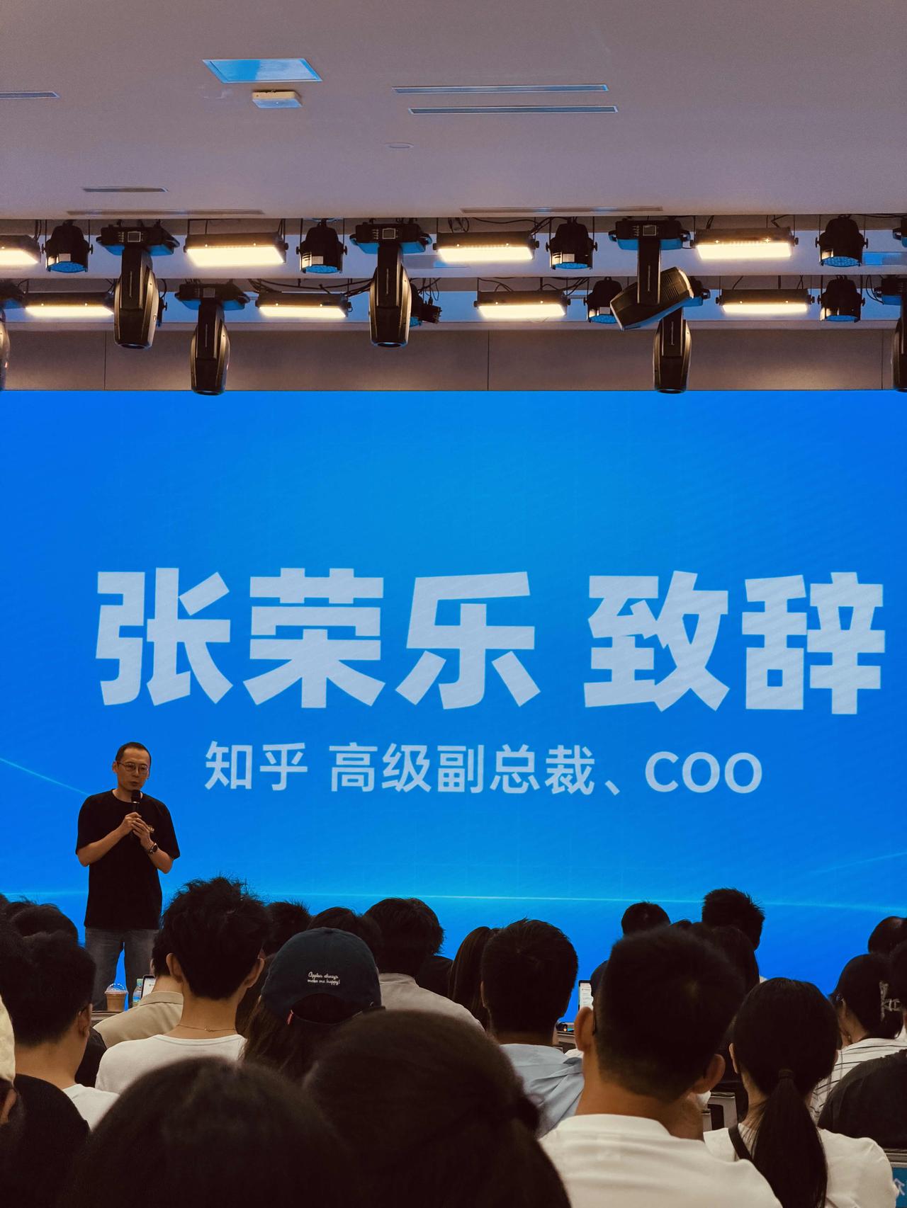 刚听了会儿知乎的黑客松，很有意思。这帮大学生把知识，把社区变成agent，游戏