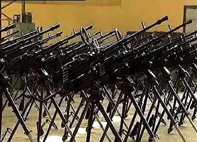 我跟你讲，今天看到一张照片，直接给我干沉默了。一艘越南的小巡逻艇上，架着一挺