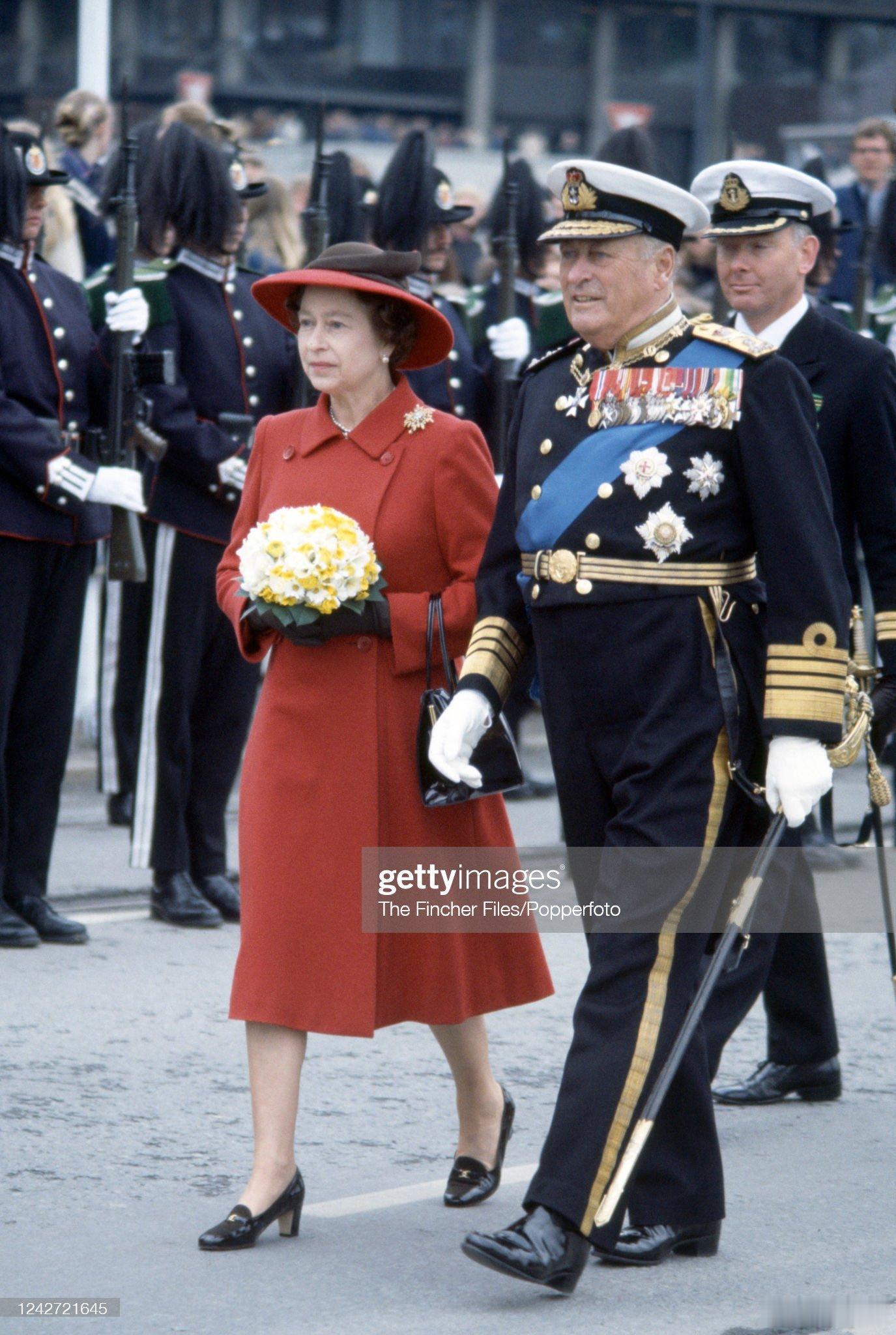英国王室🇬🇧伊丽莎白女王和挪威三代国王的同框，姑祖父哈康七世、表叔奥拉夫五