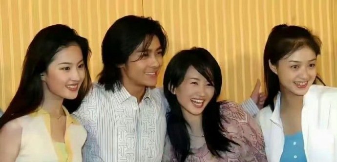 拍这些照片时蒋欣19岁，刘亦菲15岁，简直像出水芙蓉一样美