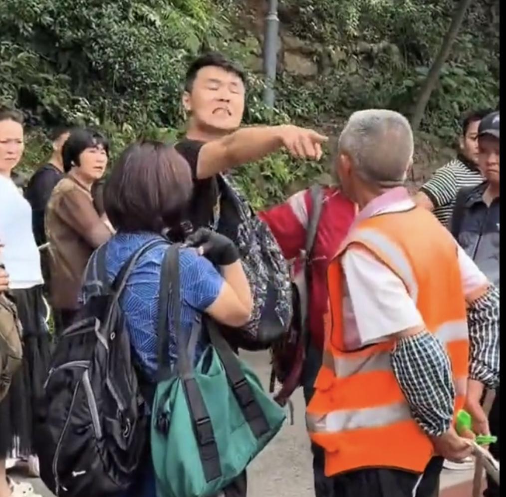 这下好了，全国出名了！贵州黔灵山景区辱骂恐吓大爷的这名男游客说自己是江苏南京人