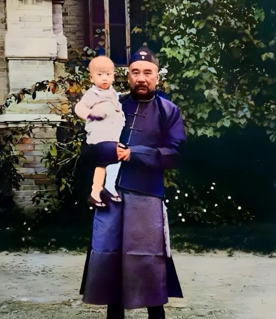 1917年，逃入荷兰公使馆内的张勋抱着2岁儿子的留影，因为是避难，所以张勋脸上显