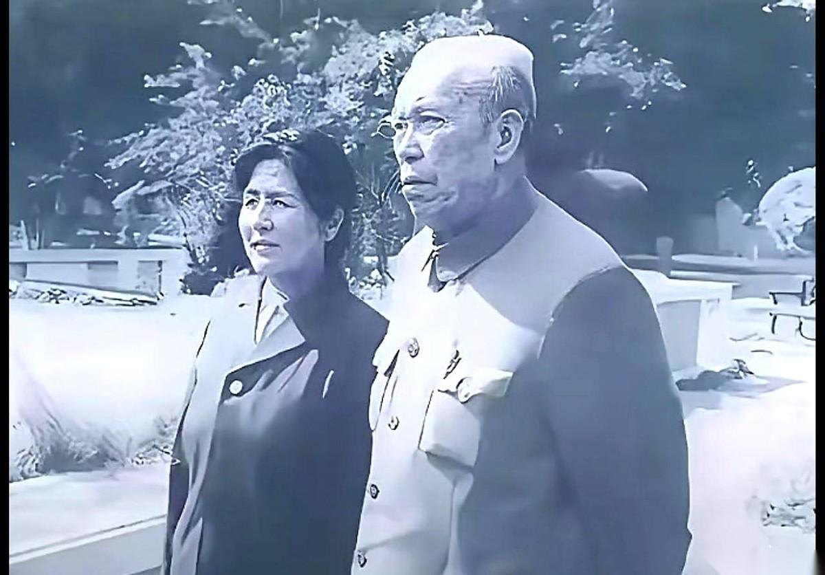 看着这张泛黄的黑白照片，我很难把画面里这位头发花白、神色平静的老人，跟当年在朝鲜