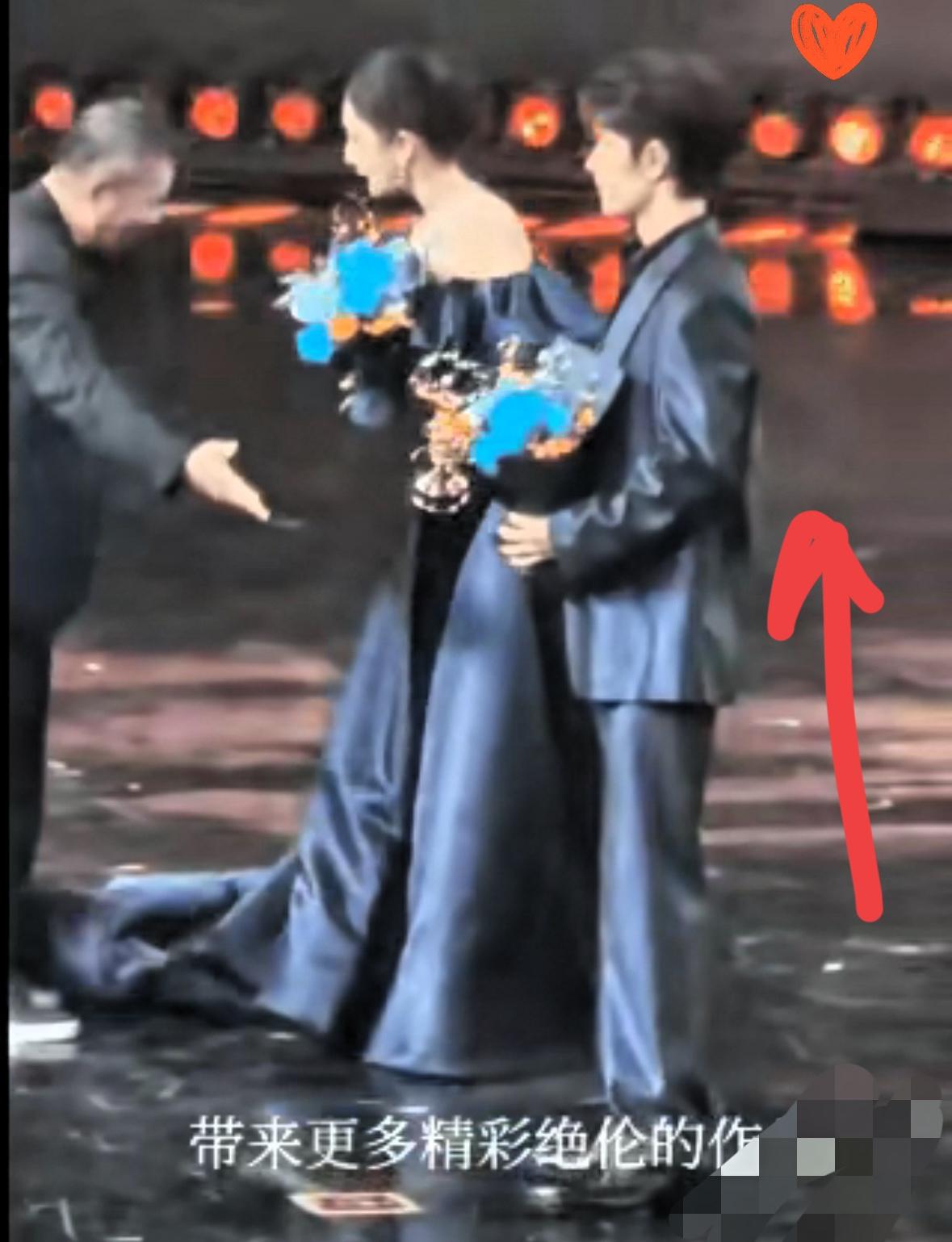 微博之夜这一脚，真的把体面踹没了。裙摆挡路不是大事，弯腰拎一下、等几秒、轻声提