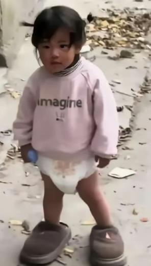 看麻了！河南郊区，赵女士离婚半年偷偷探望女儿，发现孩子下身只穿尿不湿、脚上拖着大