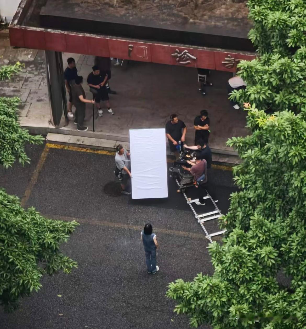 7月27日，白鹿新剧开拍第4天，剧组人员整体工作状态十分松散，特别草台班子！白