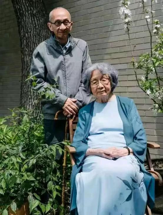 2024年11月叶嘉莹去世，享年100岁，这位忍受了长达57年家暴