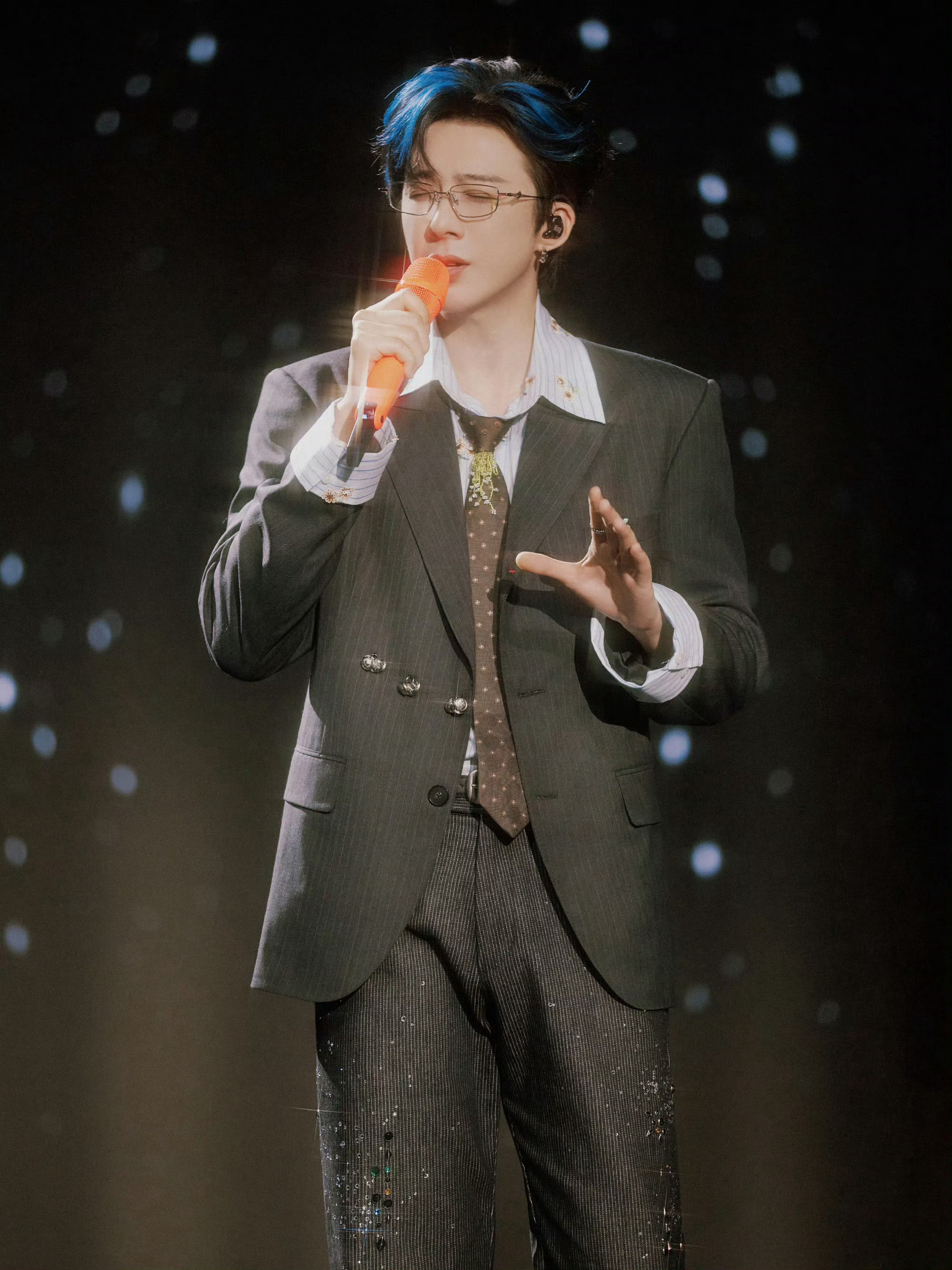 刘宇宁刘宇宁平凡的日子借一点光上线是黑夜的一束光，也是平凡日子里的光