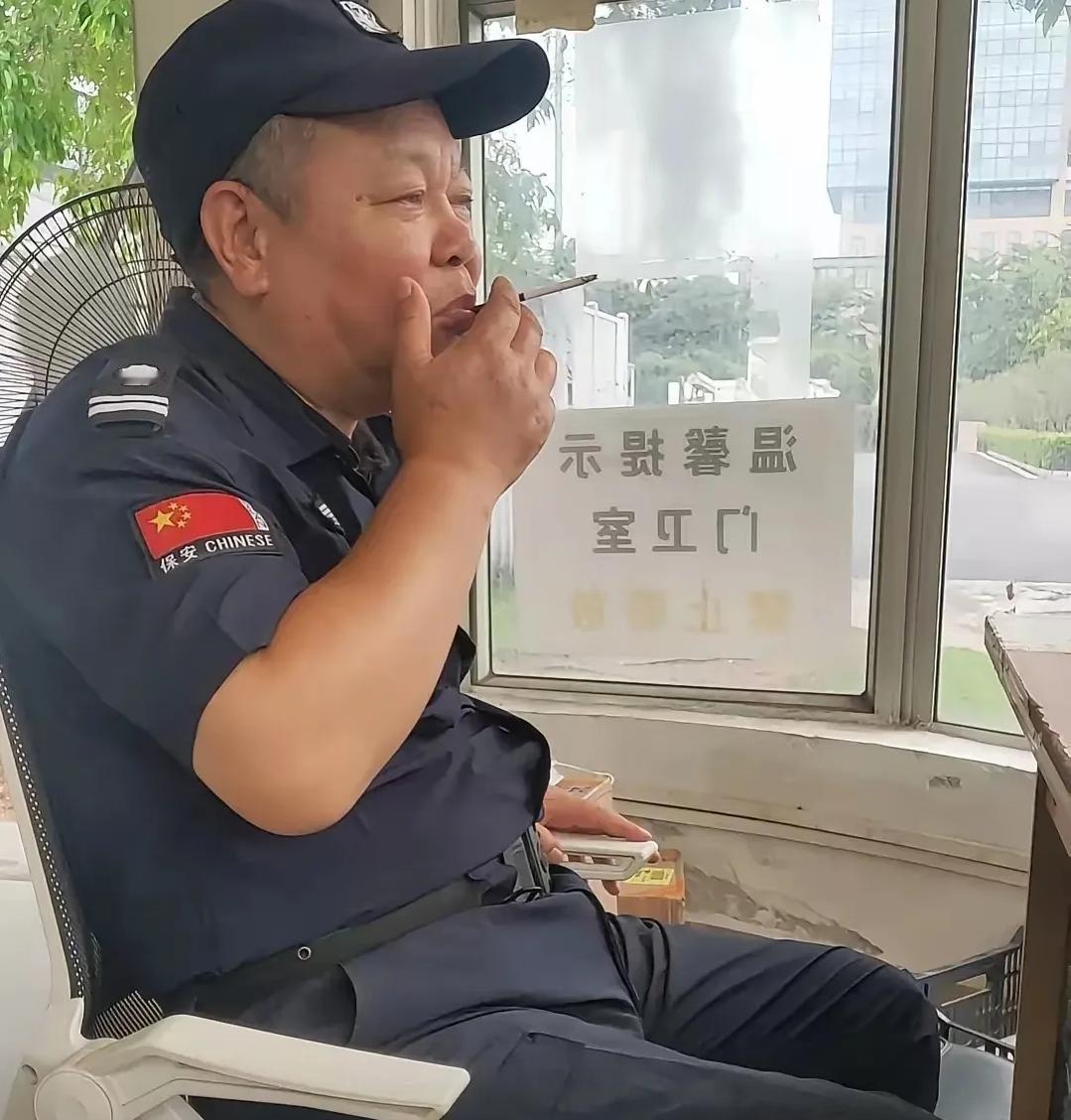 我们这里有两个喜欢拍马屁的保安，天天眼睛就盯着领导，今天买瓶水，明天送包烟，一个