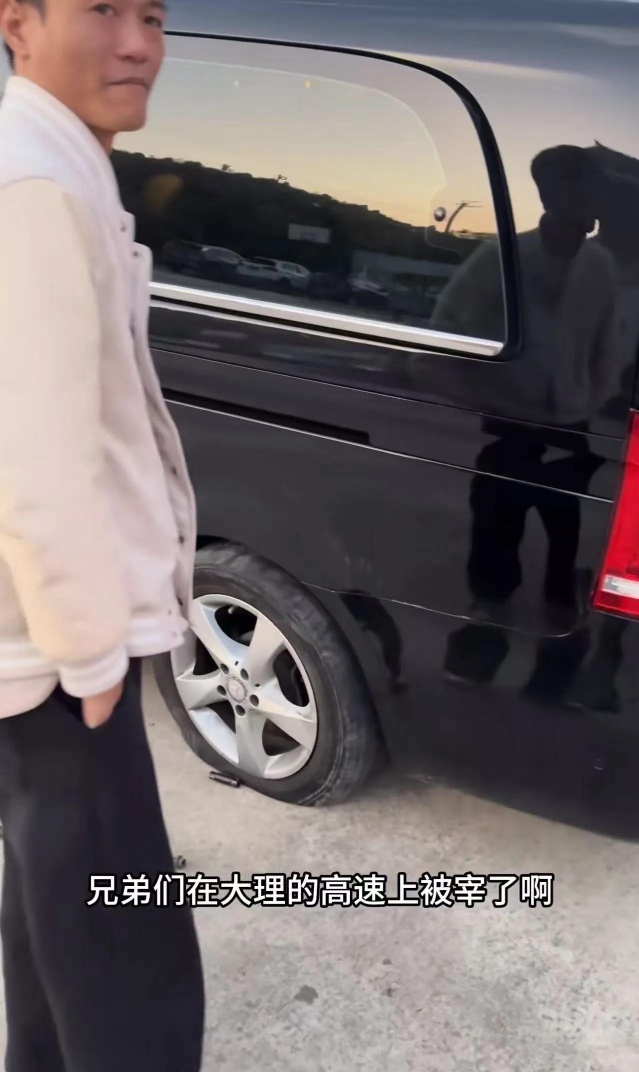 云南大理摊上大事了！4公里拖车1400、换胎1780，游客怒喊：别来自驾游！