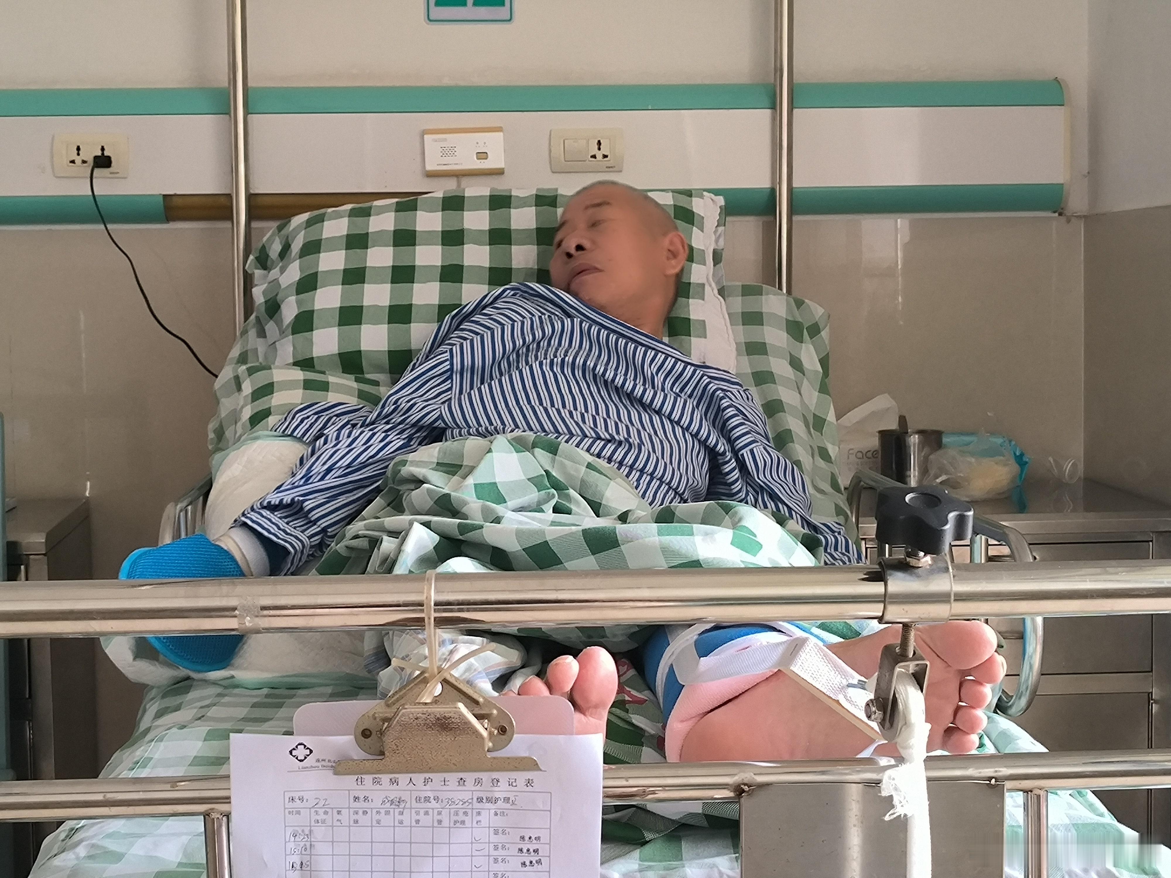 我老爸的腿部骨折手术，报销约七成后自费8000多。这或许对很多人来说不算大钱，但
