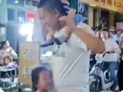 陕西，西安的一家商场里，一个小丫头跟着家长逛街，走着走着居然牵错人了，把一个陌生