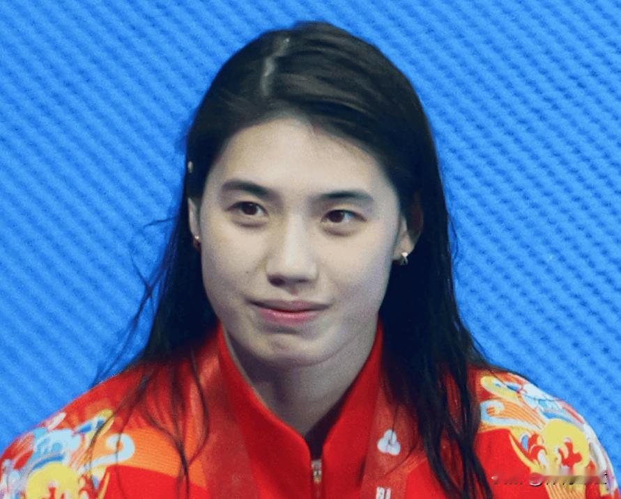 大美女张雨霏在十五运会女子100米蝶泳决赛夺冠，这可是她本届全运会首金。赛前她压