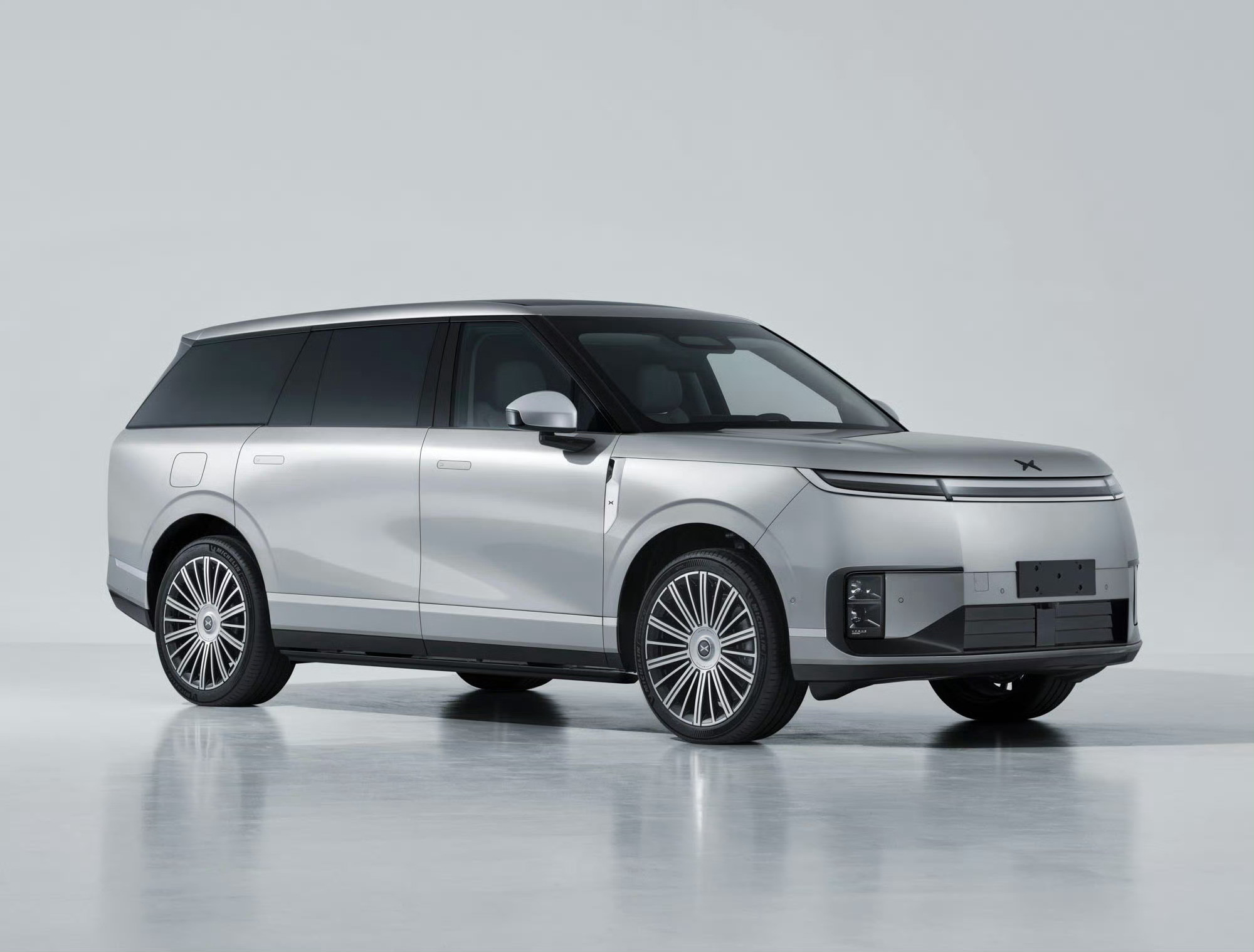 小鹏gx工信部照片来了哈哈哈，这难道就是去掉中网的路虎揽胜吗后牌照框，下边的X